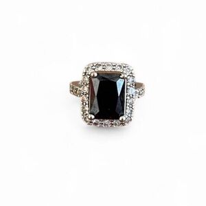 Elegant Black and Silver Women's Ring size 6